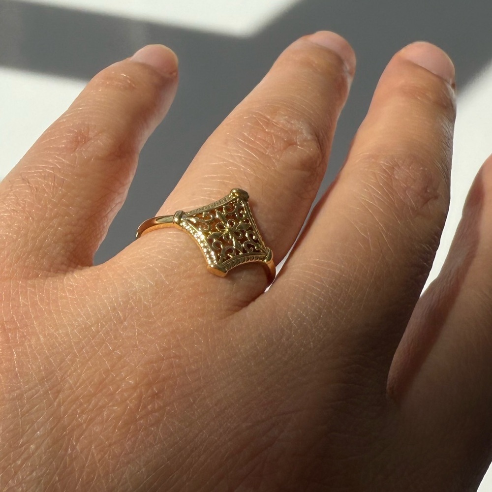 Vintage 18K Gold plated Hollow Flower Ring Jewelry - Picture 14 of 15